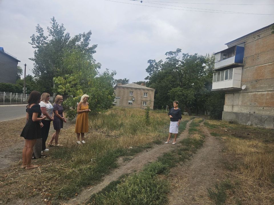 ВСТРЕЧИ С НАСЕЛЕНИЕМ. 02 сентября 2025 года депутаты Ясиноватского муниципального совета от фракции «Единая Россия» - Елена Асаул, Сергей Куксенко, Елена Исаенко, Микаэль Минасян, Антон Никитин провели встречи с населением... ВСТРЕЧИ С НАСЕЛЕНИЕМ. 02 сентября 2025 года депутаты Ясиноватского муниципального совета от фракции «Единая Россия» - Елена Асаул, Сергей Куксенко, Елена Исаенко, Микаэль Минасян, Антон Никитин провели встречи с населением...
