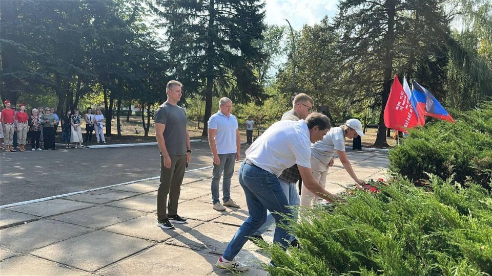 Александр Шатов: Сахалинцы приняли участие в церемонии по случаю освобождения Шахтерска от немецко-фашистских захватчиков Александр Шатов: Сахалинцы приняли участие в церемонии по случаю освобождения Шахтерска от немецко-фашистских захватчиков