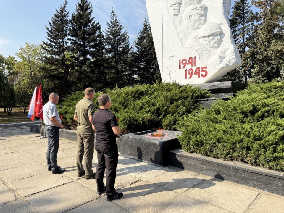 Возложение цветов к Монументу славы в честь освобождения города Шахтерска от немецко-фашистских захватчиков Возложение цветов к Монументу славы в честь освобождения города Шахтерска от немецко-фашистских захватчиков