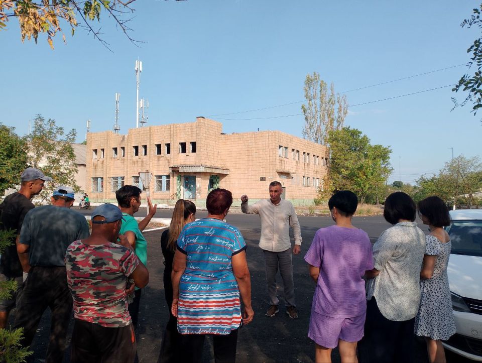 Сегодня начальник Гранитненского территориального отдела провёл встречу с гражданами в селе Гранитное, улица Ленина, 42. На которой рассказал жителям: Сегодня начальник Гранитненского территориального отдела провёл встречу с гражданами в селе Гранитное, улица Ленина, 42. На которой рассказал жителям: