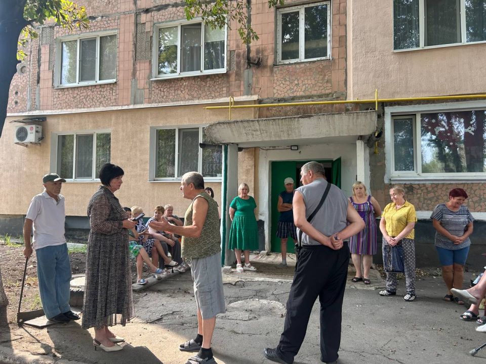 Сегодня, 02 сентября, Первый заместитель главы администрации городского округа Торез Анна Макарова провела встречу с населением по адресу: Квартал Г, д.8 Сегодня, 02 сентября, Первый заместитель главы администрации городского округа Торез Анна Макарова провела встречу с населением по адресу: Квартал Г, д.8