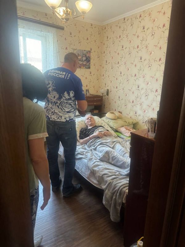 Начальник Старобешевского территориального отдела, Секретарь первичного отделения №1063 Всероссийской политической партии "ЕДИНАЯ РОССИЯ" Артем Ляшов совместно с представителями 228-го гвардейского мотострелкового полка... Начальник Старобешевского территориального отдела, Секретарь первичного отделения №1063 Всероссийской политической партии "ЕДИНАЯ РОССИЯ" Артем Ляшов совместно с представителями 228-го гвардейского мотострелкового полка...