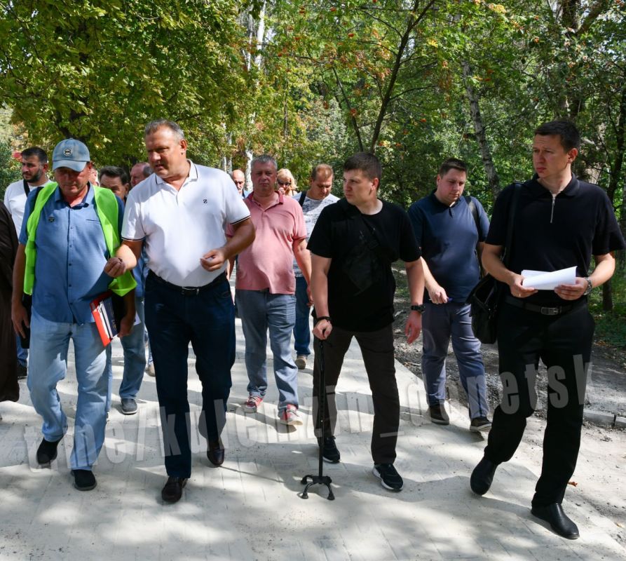 Алексей Кулемзин: Сегодня посетил парк «Энергетиков» в Будённовском районе, который стал победителем Всероссийского голосования в рамках проекта «Формирование комфортной городской среды» в 2025 году Алексей Кулемзин: Сегодня посетил парк «Энергетиков» в Будённовском районе, который стал победителем Всероссийского голосования в рамках проекта «Формирование комфортной городской среды» в 2025 году