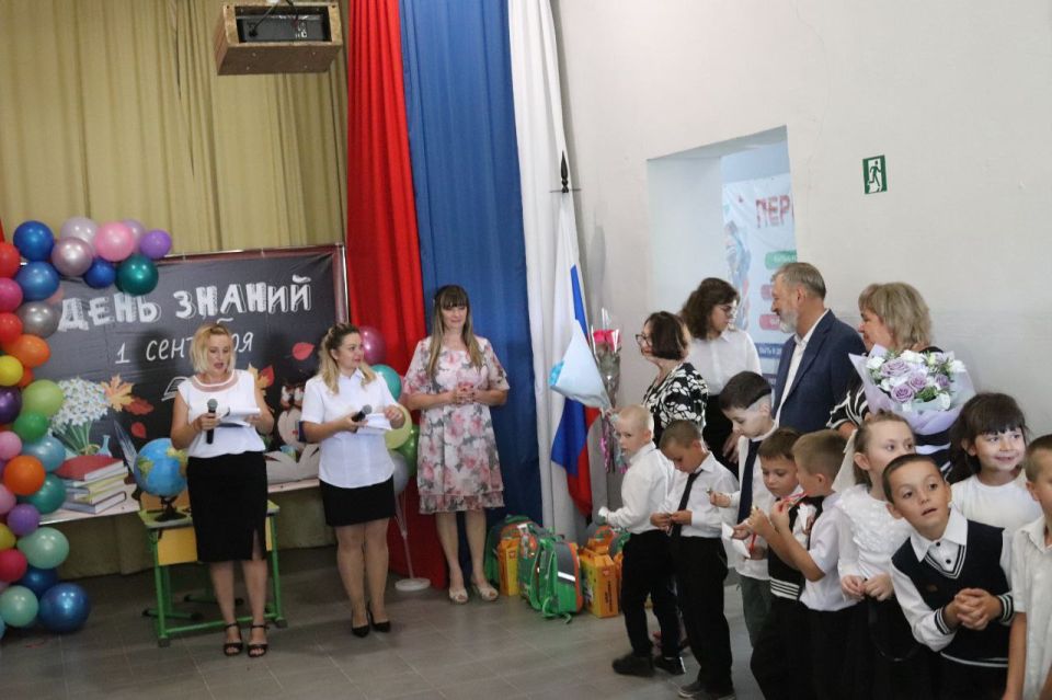 Секретарь Мангушского местного отделения «Единой России» Борис Трима поздравил камышеватских школьников с Днем знаний Секретарь Мангушского местного отделения «Единой России» Борис Трима поздравил камышеватских школьников с Днем знаний