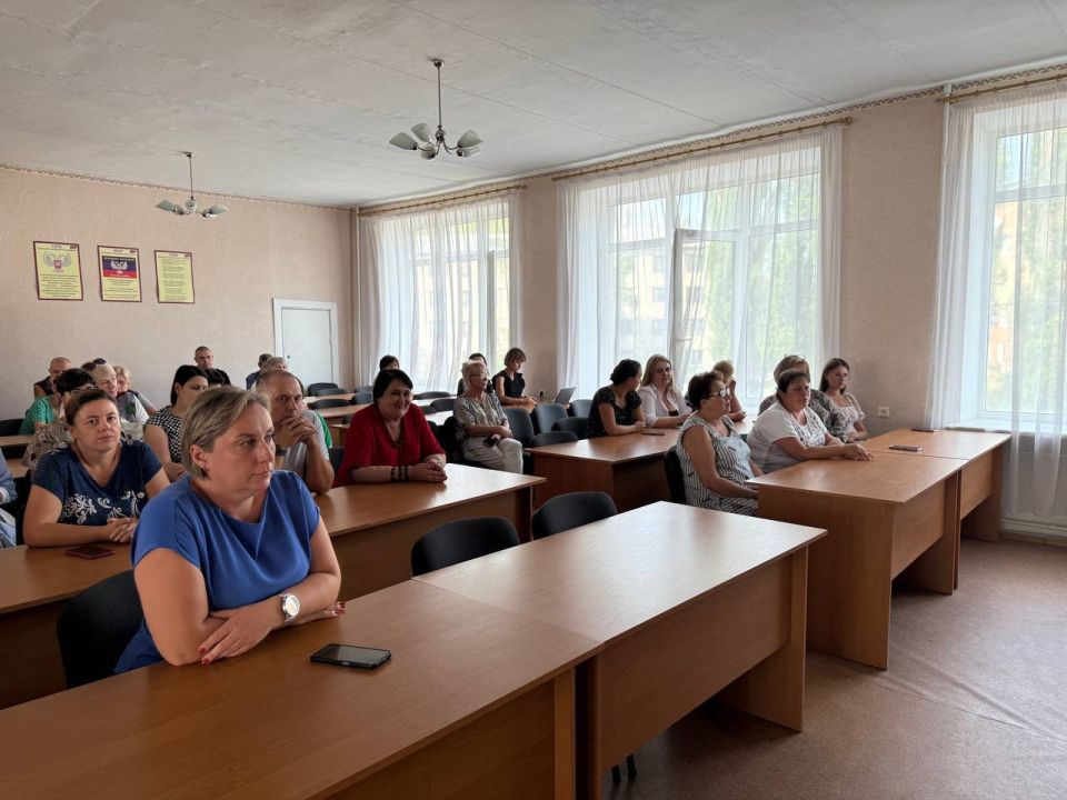 Александр Шатов: Встреча с коллективом. . 02 сентября встретился с коллективом Шахтерского торгово-экономического колледжа Александр Шатов: Встреча с коллективом. . 02 сентября встретился с коллективом Шахтерского торгово-экономического колледжа
