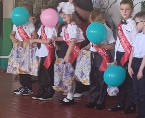 Вчера вновь, с большим удовольствием и уже традиционно, присутствовала на торжественной линейке в замечательной, доброй и уютной школе номер 12 нашего города Снежное Вчера вновь, с большим удовольствием и уже традиционно, присутствовала на торжественной линейке в замечательной, доброй и уютной школе номер 12 нашего города Снежное