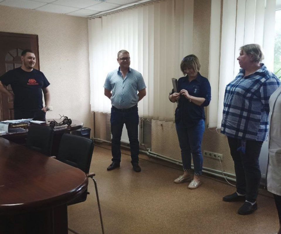 ВСТРЕЧИ С НАСЕЛЕНИЕМ. 02 сентября 2025 года депутаты Ясиноватского муниципального совета от фракции «Единая Россия» - Елена Асаул, Сергей Куксенко, Елена Исаенко, Микаэль Минасян, Антон Никитин провели встречи с населением... ВСТРЕЧИ С НАСЕЛЕНИЕМ. 02 сентября 2025 года депутаты Ясиноватского муниципального совета от фракции «Единая Россия» - Елена Асаул, Сергей Куксенко, Елена Исаенко, Микаэль Минасян, Антон Никитин провели встречи с населением...