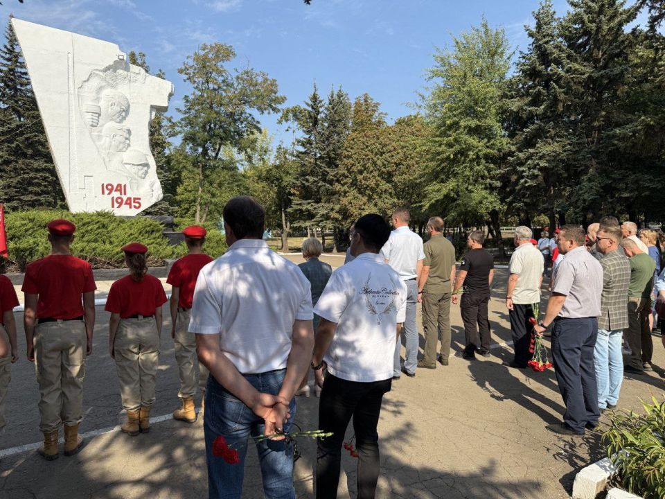 Активисты Женского движения партии Единая Россия приняли участие в возложении цветов к Монументу славы в честь освобождения города Шахтерска от немецко-фашистских захватчиков Активисты Женского движения партии Единая Россия приняли участие в возложении цветов к Монументу славы в честь освобождения города Шахтерска от немецко-фашистских захватчиков