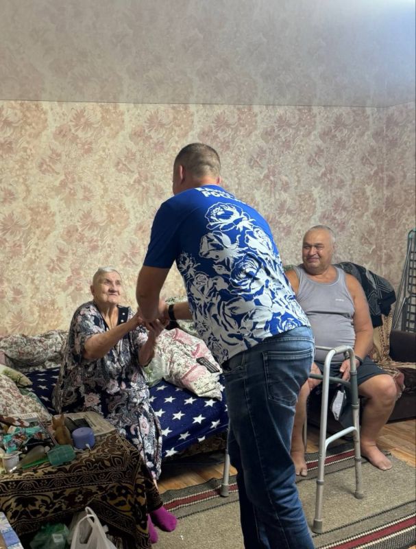 Начальник Старобешевского территориального отдела, Секретарь первичного отделения №1063 Всероссийской политической партии "ЕДИНАЯ РОССИЯ" Артем Ляшов совместно с представителями 228-го гвардейского мотострелкового полка... Начальник Старобешевского территориального отдела, Секретарь первичного отделения №1063 Всероссийской политической партии "ЕДИНАЯ РОССИЯ" Артем Ляшов совместно с представителями 228-го гвардейского мотострелкового полка...
