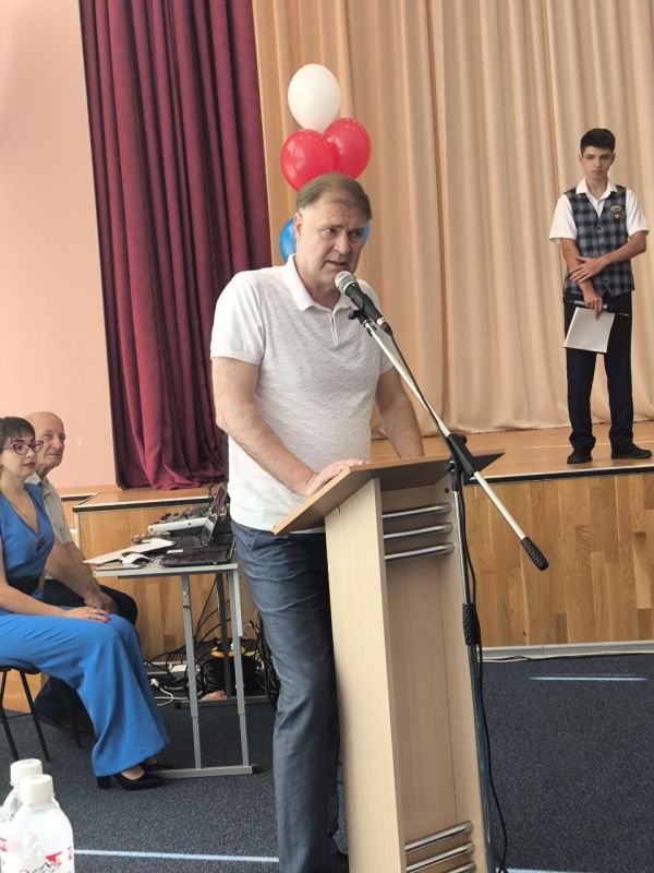 Первый звонок в Мариуполе. Депутат Законодательного Собрания Санкт-Петербурга, председатель Комитета по законодательству Всеволод Фёдорович Беликов принял участие в торжественной линейке в ГБОУ «СШ №46 г.о. Мариуполь»... Первый звонок в Мариуполе. Депутат Законодательного Собрания Санкт-Петербурга, председатель Комитета по законодательству Всеволод Фёдорович Беликов принял участие в торжественной линейке в ГБОУ «СШ №46 г.о. Мариуполь»...