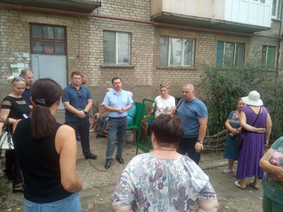 Первый заместитель главы Администрации городского округа Харцызск Александр Гутров в городе Зугрэс провёл сход граждан по адресу: ул. Ленинградская, 5а, на котором были обсуждены актуальные вопросы и проблемы, волнующие... Первый заместитель главы Администрации городского округа Харцызск Александр Гутров в городе Зугрэс провёл сход граждан по адресу: ул. Ленинградская, 5а, на котором были обсуждены актуальные вопросы и проблемы, волнующие...