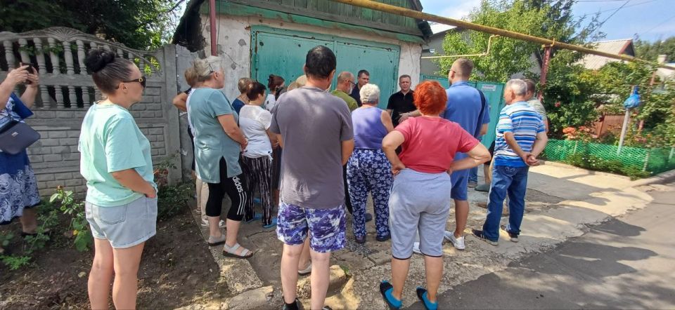 Валентин Левченко: Заместитель главы Администрации городского округа Донецк Артеменко Тимур Иванович провел сегодня встречу с жителями ул.Волновахская микрорайона "Железнодорожный" Валентин Левченко: Заместитель главы Администрации городского округа Донецк Артеменко Тимур Иванович провел сегодня встречу с жителями ул.Волновахская микрорайона "Железнодорожный"