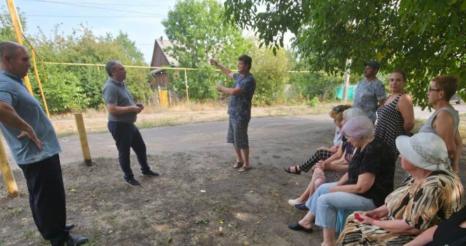 Встреча с населением. Сегодня, 2 сентября, депутат Торезского городского совета Эдуард Иващенко совместно с заместителем главы администрации городского округа Торез, Александром Ставицким провели встречу с населением по... Встреча с населением. Сегодня, 2 сентября, депутат Торезского городского совета Эдуард Иващенко совместно с заместителем главы администрации городского округа Торез, Александром Ставицким провели встречу с населением по...