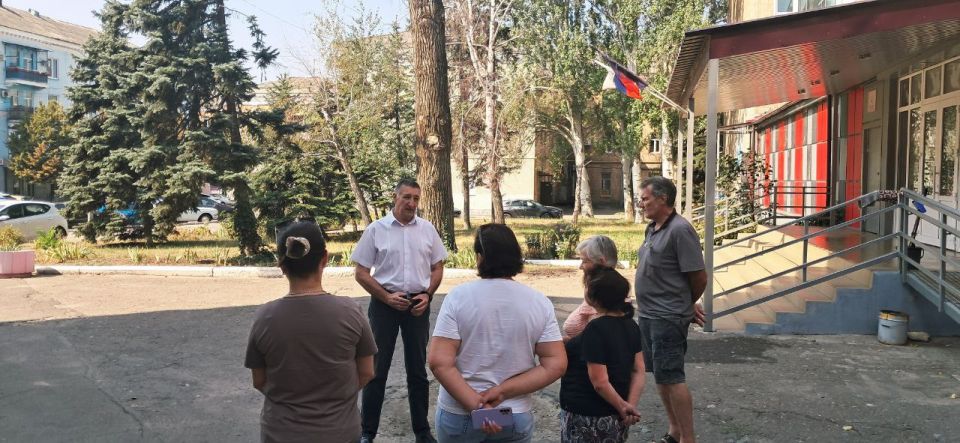 2 сентября депутат Макеевского городского совета Тарас Сидоренко провел встречи с жителями г.о. Макеевка, г. Макеевка, пл. Советская., 2 и ул. Плеханова, 17 2 сентября депутат Макеевского городского совета Тарас Сидоренко провел встречи с жителями г.о. Макеевка, г. Макеевка, пл. Советская., 2 и ул. Плеханова, 17