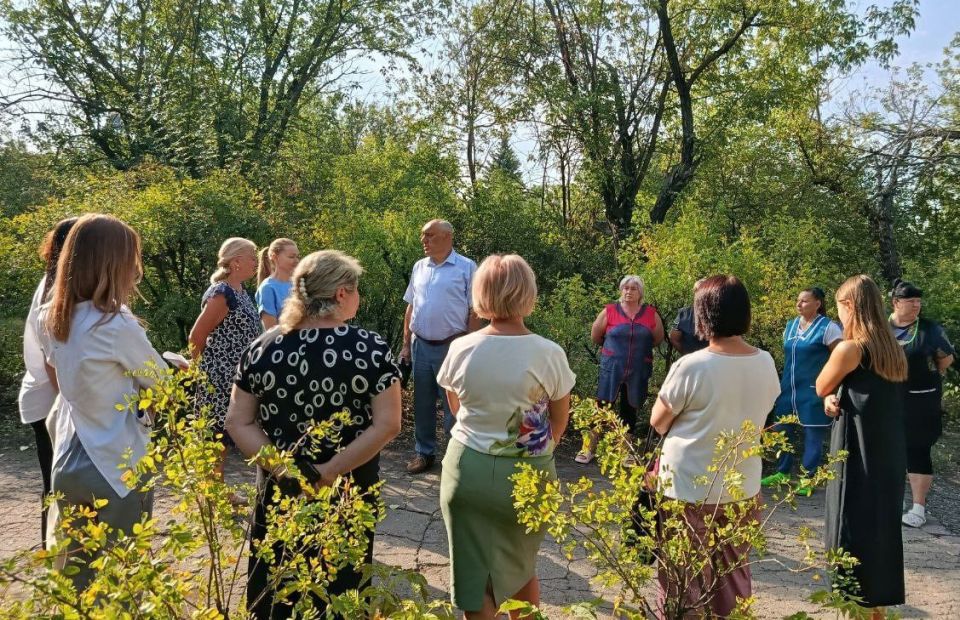 2 сентября, депутат Макеевского городского совета Донецкой Народной Республики первого созыва Олег Венжега встретился с жителями Советского внутригородского района в жилом массиве Калиново по улице Калинина возле дома 100 и... 2 сентября, депутат Макеевского городского совета Донецкой Народной Республики первого созыва Олег Венжега встретился с жителями Советского внутригородского района в жилом массиве Калиново по улице Калинина возле дома 100 и...
