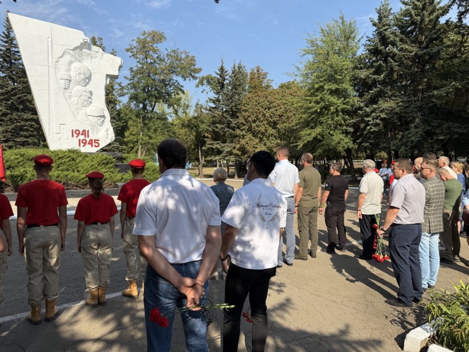 Александр Шатов: Возложение цветов к Монументу славы в честь освобождения города Шахтерска от немецко-фашистских захватчиков Александр Шатов: Возложение цветов к Монументу славы в честь освобождения города Шахтерска от немецко-фашистских захватчиков