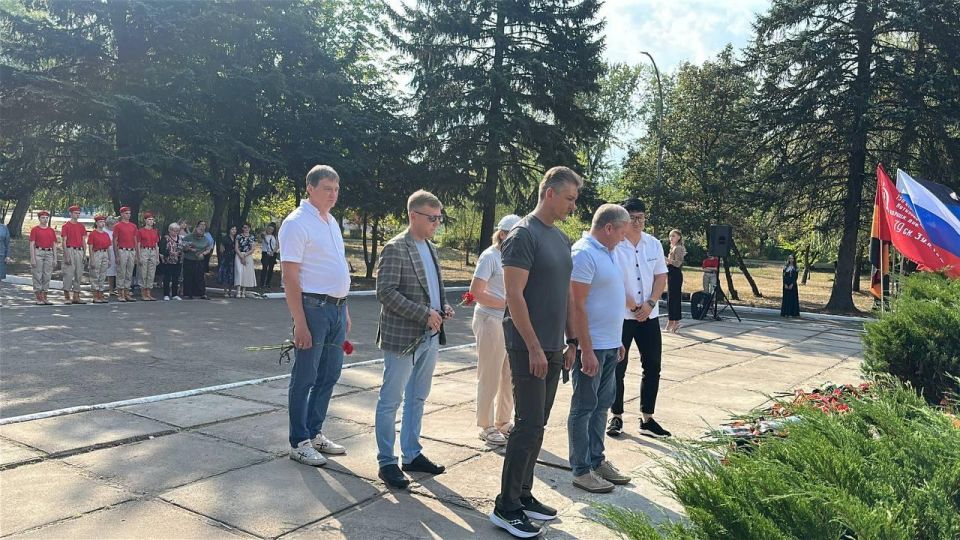 Александр Шатов: Сахалинцы приняли участие в церемонии по случаю освобождения Шахтерска от немецко-фашистских захватчиков Александр Шатов: Сахалинцы приняли участие в церемонии по случаю освобождения Шахтерска от немецко-фашистских захватчиков