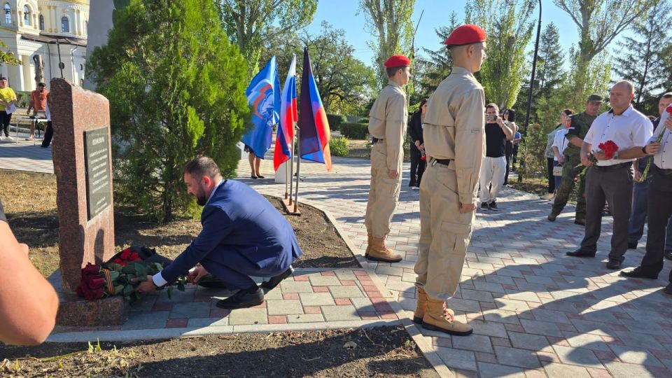 В Старобешево 11 лет назад два десятка ополченцев остановили колонну украинской бронетехники В Старобешево 11 лет назад два десятка ополченцев остановили колонну украинской бронетехники