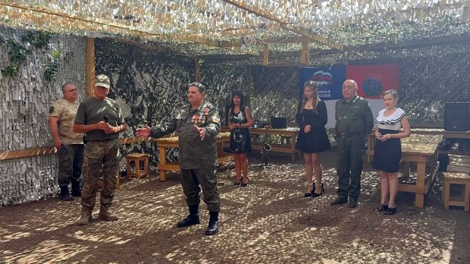 Песни, поздравления, награды: в воинской части побывали единороссы, «Боевое Братство» и «Донбасский характер» Песни, поздравления, награды: в воинской части побывали единороссы, «Боевое Братство» и «Донбасский характер»