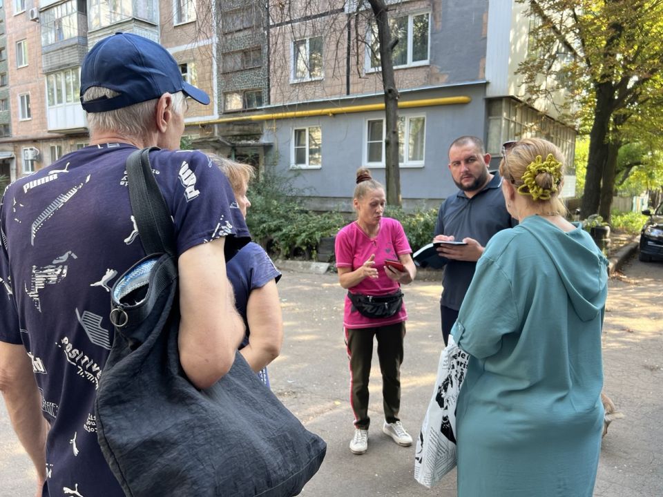 По поручению Главы ДНР Дениса Пушилина 02.09.2025 по адресу: г. Донецк, ул. Речная,26 состоялась встреча с жителями района, на которой присутствовал заместитель руководителя Управы Ленинского внутригородского района... По поручению Главы ДНР Дениса Пушилина 02.09.2025 по адресу: г. Донецк, ул. Речная,26 состоялась встреча с жителями района, на которой присутствовал заместитель руководителя Управы Ленинского внутригородского района...