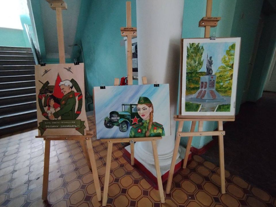 С 01.09.25г. по 08.09.25г. в холле школы искусств проходит тематическая выставка обучающихся художественного отделения, посвящённая дню освобождения города Дебальцево от немецко-фашистских захватчиков С 01.09.25г. по 08.09.25г. в холле школы искусств проходит тематическая выставка обучающихся художественного отделения, посвящённая дню освобождения города Дебальцево от немецко-фашистских захватчиков