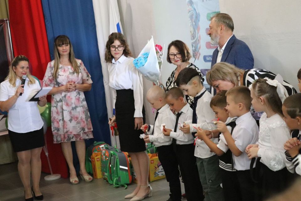 Секретарь Мангушского местного отделения «Единой России» Борис Трима поздравил камышеватских школьников с Днем знаний Секретарь Мангушского местного отделения «Единой России» Борис Трима поздравил камышеватских школьников с Днем знаний