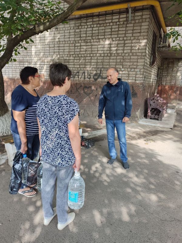 ВСТРЕЧИ С НАСЕЛЕНИЕМ. 02 сентября 2025 года депутаты Ясиноватского муниципального совета от фракции «Единая Россия» - Елена Асаул, Сергей Куксенко, Елена Исаенко, Микаэль Минасян, Антон Никитин провели встречи с населением... ВСТРЕЧИ С НАСЕЛЕНИЕМ. 02 сентября 2025 года депутаты Ясиноватского муниципального совета от фракции «Единая Россия» - Елена Асаул, Сергей Куксенко, Елена Исаенко, Микаэль Минасян, Антон Никитин провели встречи с населением...