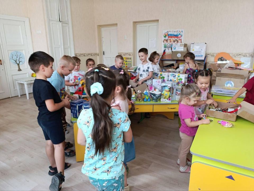Ребята из детсада в селе Златоустовка Волновахсккого округа получили посылки с подарками из Салехарда (ЯНАО) Ребята из детсада в селе Златоустовка Волновахсккого округа получили посылки с подарками из Салехарда (ЯНАО)