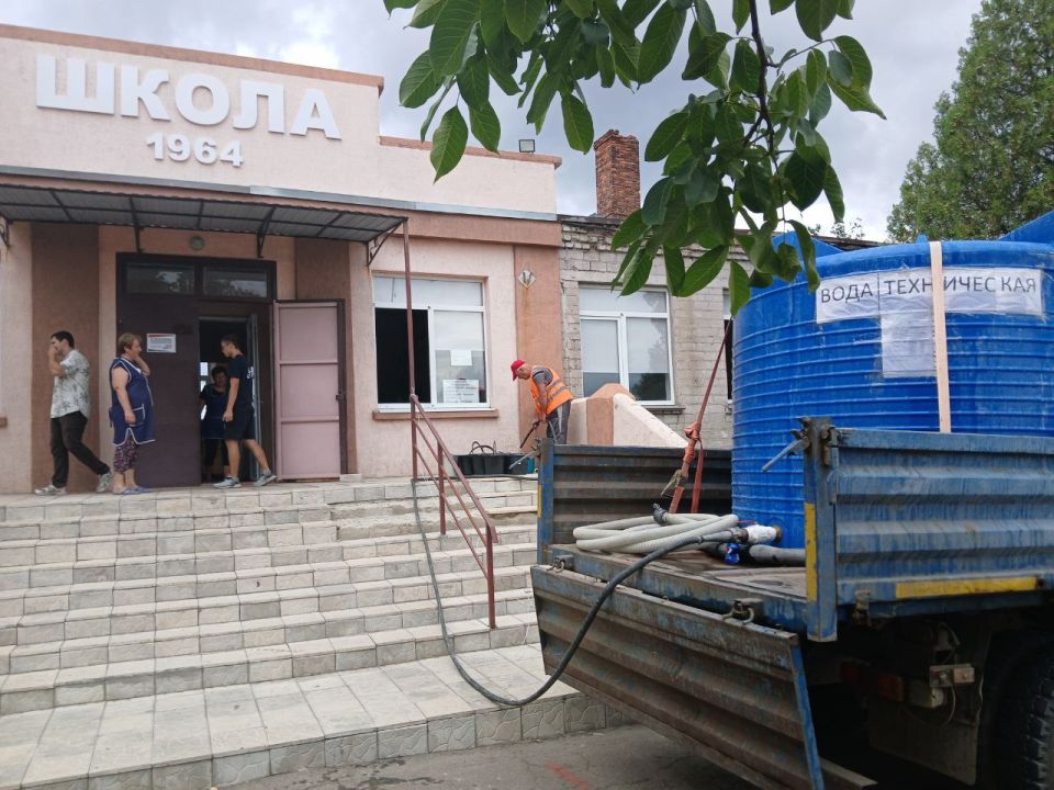 Сергей Юзвинкевич: В Володарском муниципальном округе исходя из ранее данных поручений Главы Донецкой Народной Республики Дениса Владимировича Пушилина регулярно подвозится техническая вода в образовательные учреждения... Сергей Юзвинкевич: В Володарском муниципальном округе исходя из ранее данных поручений Главы Донецкой Народной Республики Дениса Владимировича Пушилина регулярно подвозится техническая вода в образовательные учреждения...