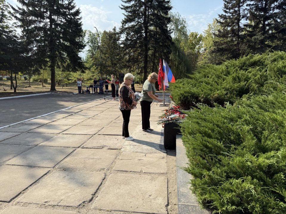 Активисты Женского движения партии Единая Россия приняли участие в возложении цветов к Монументу славы в честь освобождения города Шахтерска от немецко-фашистских захватчиков Активисты Женского движения партии Единая Россия приняли участие в возложении цветов к Монументу славы в честь освобождения города Шахтерска от немецко-фашистских захватчиков
