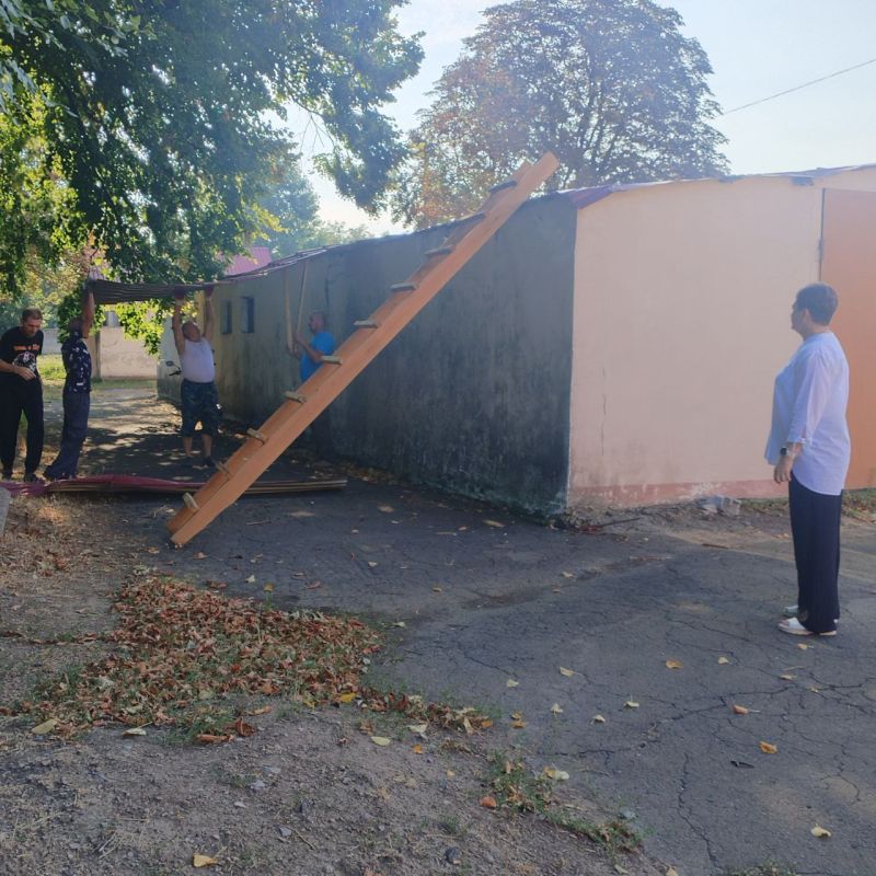 В рамках исполнения поручения Главы ДНР Дениса Пушилина, по информированию граждан об актуальной ситуации в регионе, лично проконтролировала выполнение работ по ремонту кровли в здании ГБОУ "Хлебодаровская Школа" в селе... В рамках исполнения поручения Главы ДНР Дениса Пушилина, по информированию граждан об актуальной ситуации в регионе, лично проконтролировала выполнение работ по ремонту кровли в здании ГБОУ "Хлебодаровская Школа" в селе...
