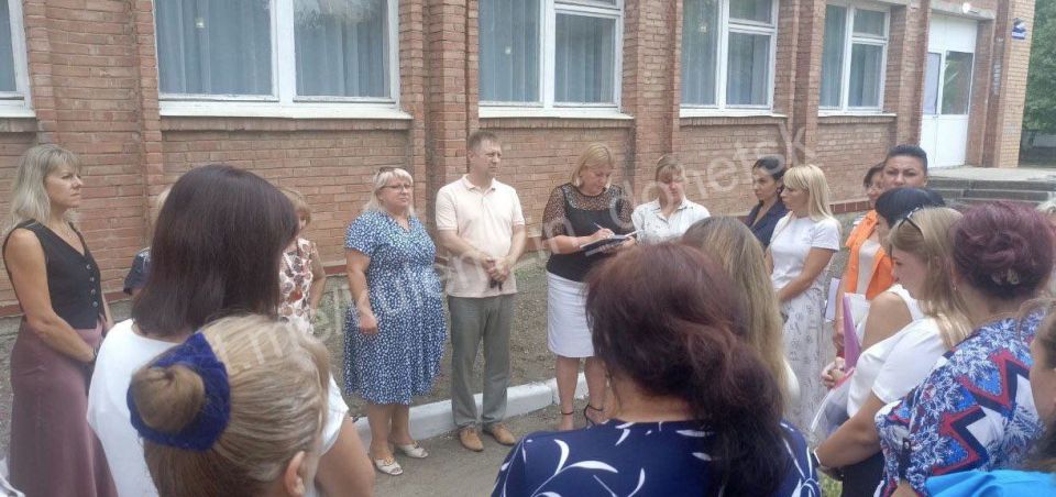 В Будённовском районе состоялась встреча с трудовым коллективом учреждения образования, на которой присутствовала заместитель главы администрации г. о. Донецк. Пристальное внимание к обращению Дончан осуществляется в рамках... В Будённовском районе состоялась встреча с трудовым коллективом учреждения образования, на которой присутствовала заместитель главы администрации г. о. Донецк. Пристальное внимание к обращению Дончан осуществляется в рамках...