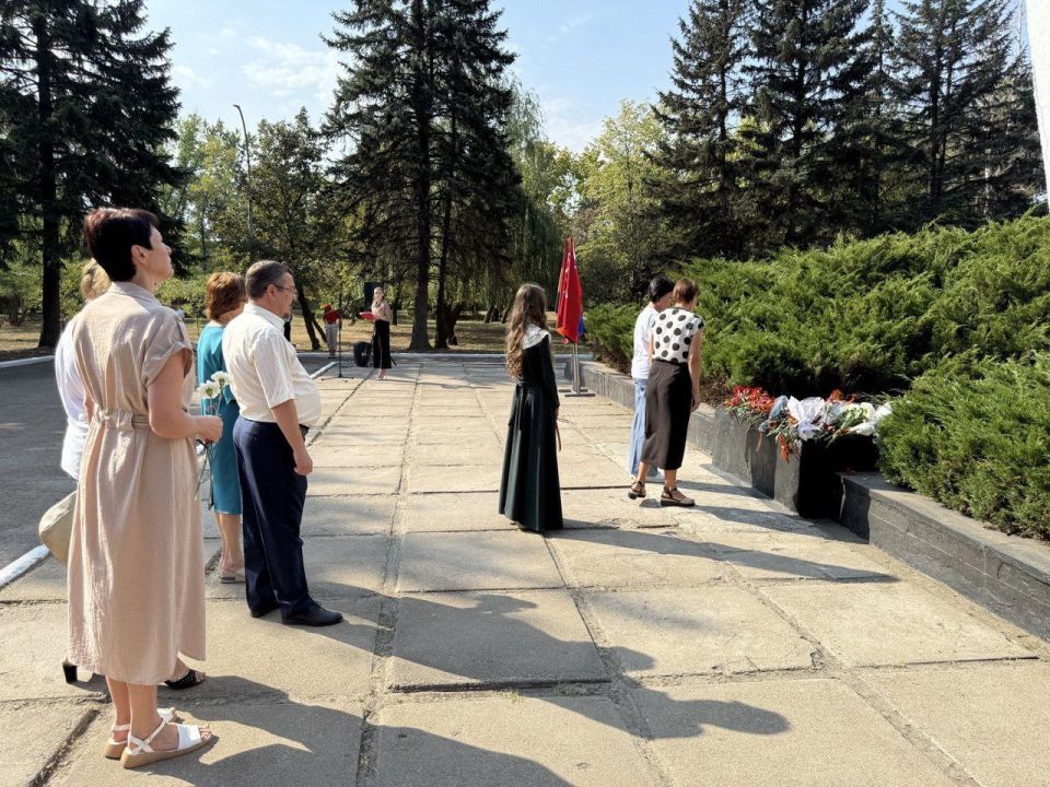 Активисты Женского движения партии Единая Россия приняли участие в возложении цветов к Монументу славы в честь освобождения города Шахтерска от немецко-фашистских захватчиков Активисты Женского движения партии Единая Россия приняли участие в возложении цветов к Монументу славы в честь освобождения города Шахтерска от немецко-фашистских захватчиков