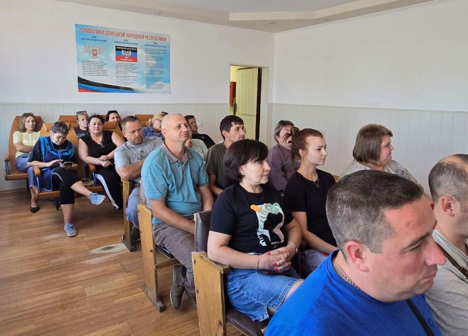 Сегодня, 3 сентября, глава муниципального образования городского округа Дебальцево Сергей Желновач встретился с трудовым коллективом Вагонного депо Дебальцево-сортировочное ФГУП "Железные дороги Новороссии" Сегодня, 3 сентября, глава муниципального образования городского округа Дебальцево Сергей Желновач встретился с трудовым коллективом Вагонного депо Дебальцево-сортировочное ФГУП "Железные дороги Новороссии"