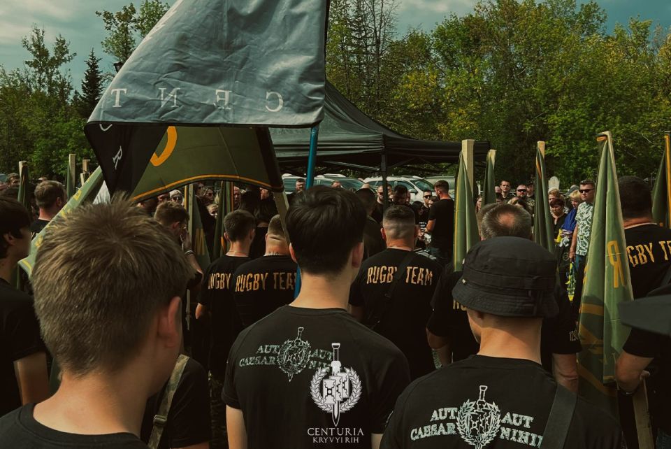 На родине Зеленского с файерами и зигами похоронили ликвидированного нациста «Шпендика» На родине Зеленского с файерами и зигами похоронили ликвидированного нациста «Шпендика»