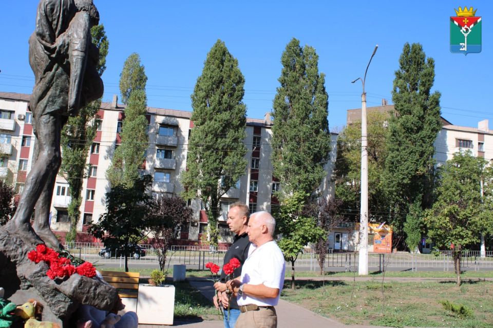 Александр Петрикин: Сегодня, в День солидарности в борьбе с терроризмом совместно с председателем муниципального совета Анжелой Заболотской, своими заместителями Андреем Самсоновым и Александром Грибановым, а также... Александр Петрикин: Сегодня, в День солидарности в борьбе с терроризмом совместно с председателем муниципального совета Анжелой Заболотской, своими заместителями Андреем Самсоновым и Александром Грибановым, а также...