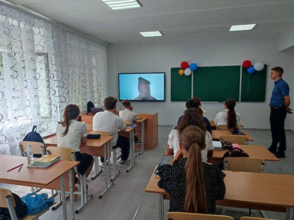 В рамках празднования 80-й годовщины Победы над милитаристской Японией и окончания Второй мировой войны в школах Тельмановского муниципального округа прошли открытые уроки, посвященные этой важной дате В рамках празднования 80-й годовщины Победы над милитаристской Японией и окончания Второй мировой войны в школах Тельмановского муниципального округа прошли открытые уроки, посвященные этой важной дате