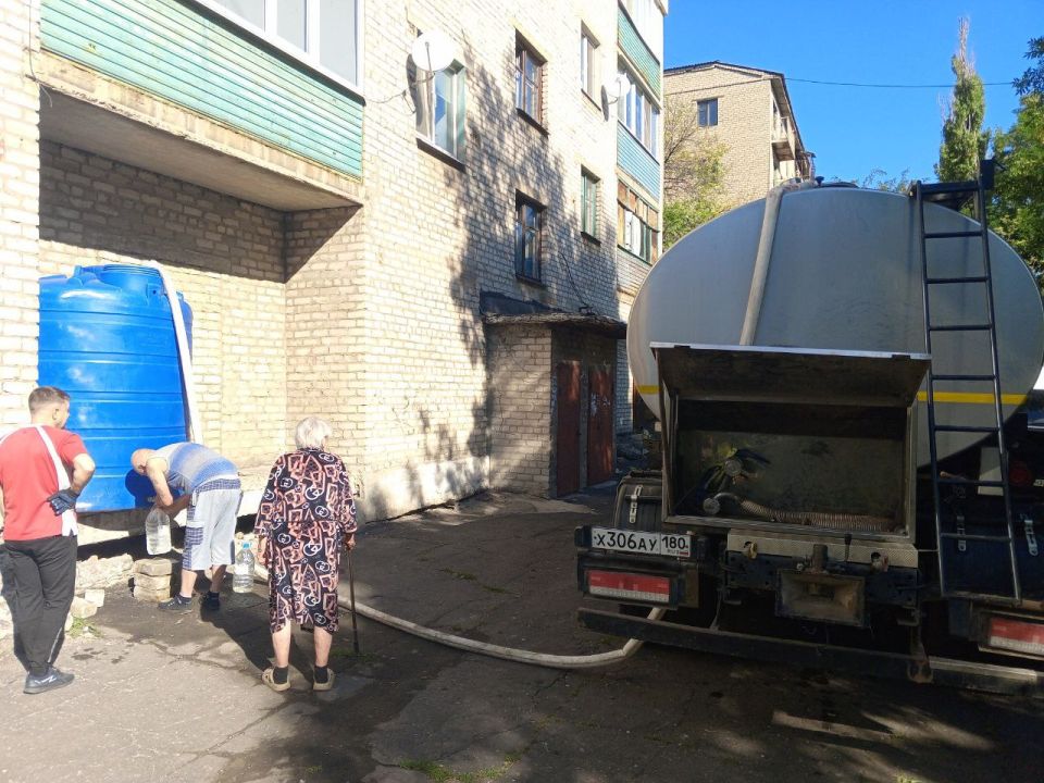 Сергей Желновач: В связи со сложной ситуацией с водоснабжением на территории города Дебальцево, администрацией городского округа организован подвоз воды в установленные емкости в микрорайонах города Сергей Желновач: В связи со сложной ситуацией с водоснабжением на территории города Дебальцево, администрацией городского округа организован подвоз воды в установленные емкости в микрорайонах города