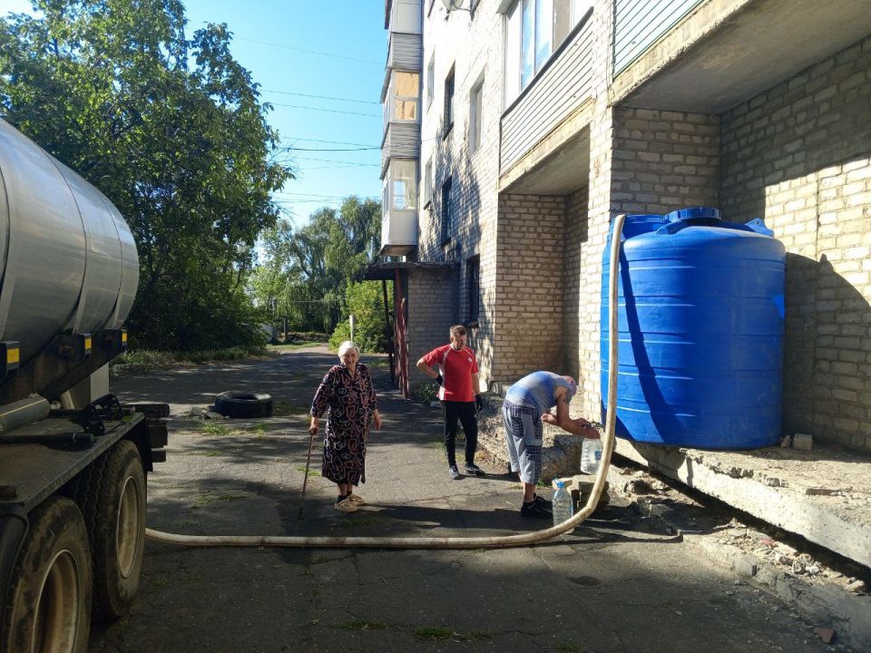 Сергей Желновач: В связи со сложной ситуацией с водоснабжением на территории города Дебальцево, администрацией городского округа организован подвоз воды в установленные емкости в микрорайонах города Сергей Желновач: В связи со сложной ситуацией с водоснабжением на территории города Дебальцево, администрацией городского округа организован подвоз воды в установленные емкости в микрорайонах города