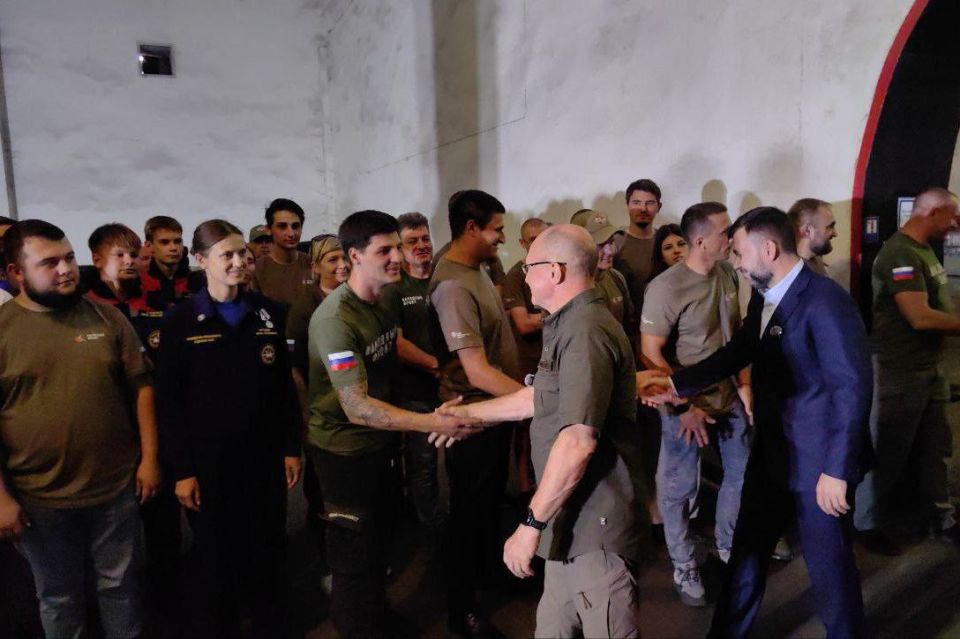 Александр Подгорный: С первым заместителем Руководителя Администрации Президента Российской Федерации Сергеем Кириенко поблагодарили волонтеров Народного Фронта, Молодой Гвардии Единой России, Всероссийского студенческого... Александр Подгорный: С первым заместителем Руководителя Администрации Президента Российской Федерации Сергеем Кириенко поблагодарили волонтеров Народного Фронта, Молодой Гвардии Единой России, Всероссийского студенческого...