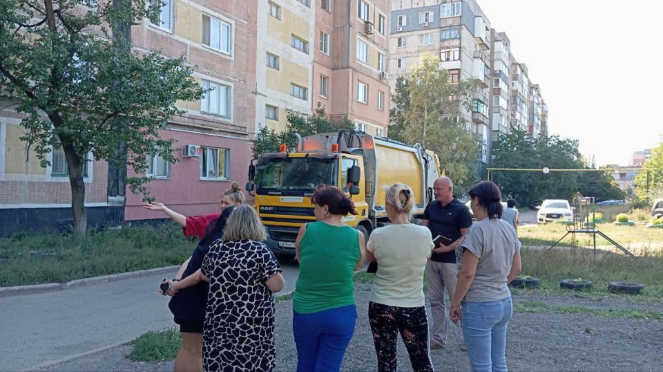 3 сентября заместитель руководителя Управы Центрально-Городского внутригородского района Лариса Онищенко провела встречи с населением по адресам: г. Макеевка, ул. Артема, д. 102. и ул. Кольцова, 51 3 сентября заместитель руководителя Управы Центрально-Городского внутригородского района Лариса Онищенко провела встречи с населением по адресам: г. Макеевка, ул. Артема, д. 102. и ул. Кольцова, 51