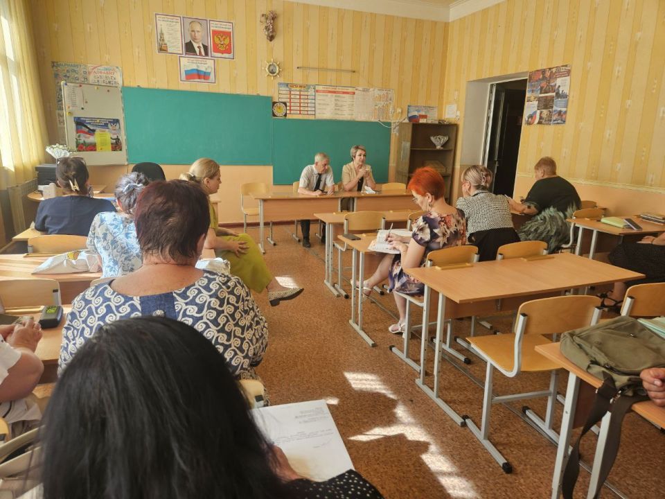 В Пролетарском районе Донецка состоялась встреча с педагогами школы №144, в которой приняли участие депутат Народного Совета Донецкой Народной Республики Александр Мальков и депутат Донецкого городского совета Ирина... В Пролетарском районе Донецка состоялась встреча с педагогами школы №144, в которой приняли участие депутат Народного Совета Донецкой Народной Республики Александр Мальков и депутат Донецкого городского совета Ирина...
