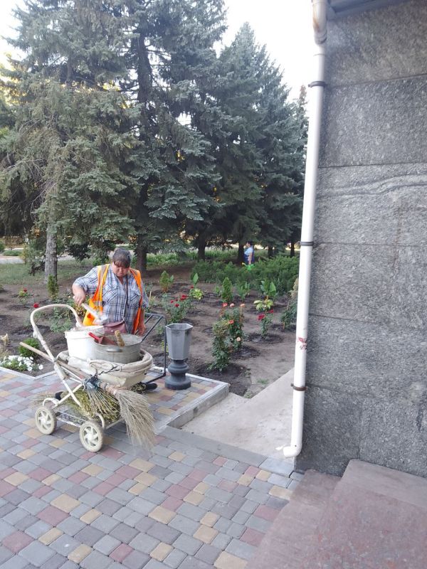 Выполнена уборка территорий благоустройства г. Ясиноватая Выполнена уборка территорий благоустройства г. Ясиноватая