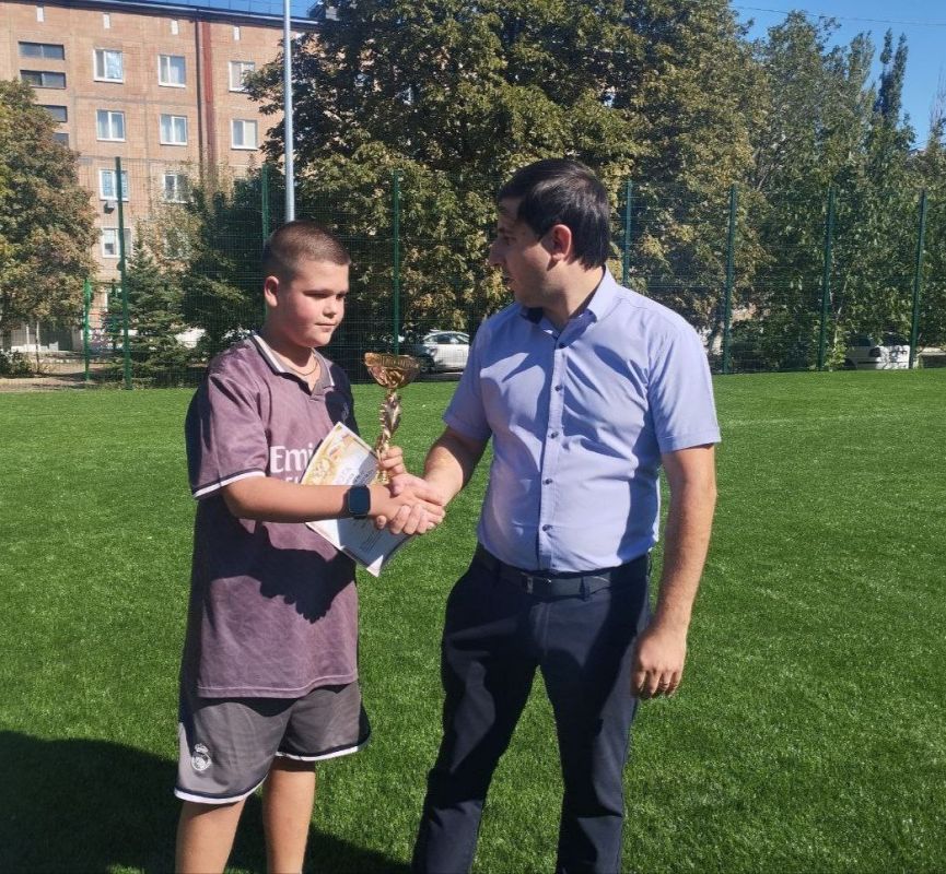 В Ждановке прошёл дружеский матч по мини-футболу в честь открытия новой спортивной площадки В Ждановке прошёл дружеский матч по мини-футболу в честь открытия новой спортивной площадки
