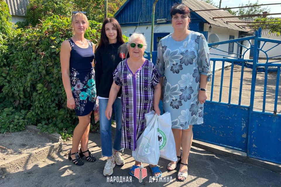 Твори добро!. Мариупольский штаб Народной Дружины совместно с администрацией Мангушского м.о , в рамках проекта «ДобровольчесвоНД», оказали помощь маломобильным жителям поселка Азовское Твори добро!. Мариупольский штаб Народной Дружины совместно с администрацией Мангушского м.о , в рамках проекта «ДобровольчесвоНД», оказали помощь маломобильным жителям поселка Азовское