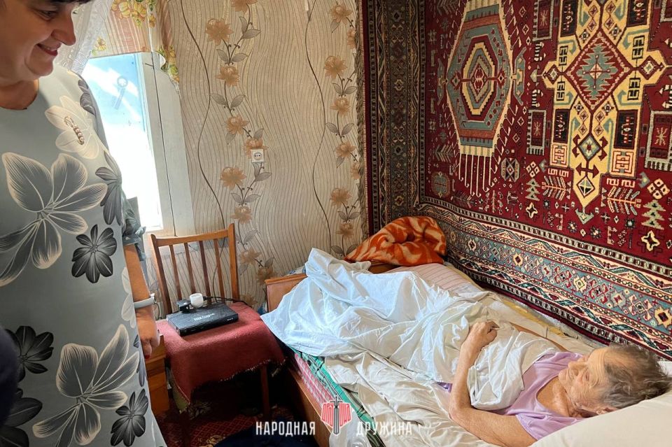 Твори добро!. Мариупольский штаб Народной Дружины совместно с администрацией Мангушского м.о , в рамках проекта «ДобровольчесвоНД», оказали помощь маломобильным жителям поселка Азовское Твори добро!. Мариупольский штаб Народной Дружины совместно с администрацией Мангушского м.о , в рамках проекта «ДобровольчесвоНД», оказали помощь маломобильным жителям поселка Азовское