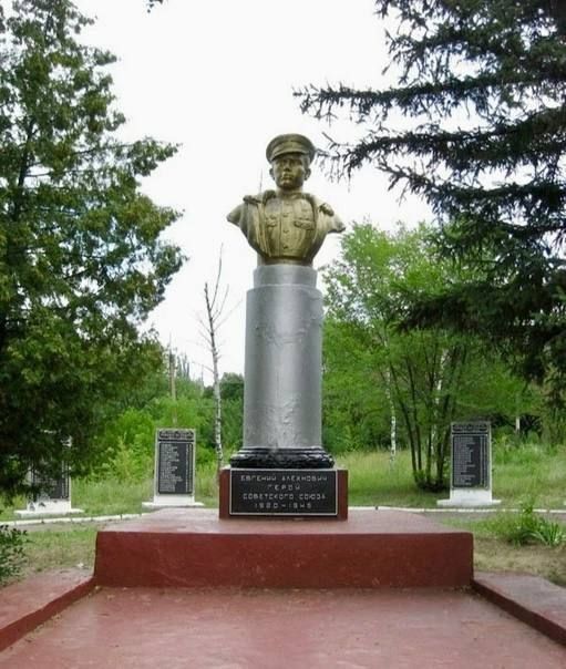 Виктория Жукова: Сегодня, 3 сентября в День освобождения Зугрэса, прошло возложение цветов к Памятнику герою Советского Союза - Алехновичу Евгению Антоновичу Виктория Жукова: Сегодня, 3 сентября в День освобождения Зугрэса, прошло возложение цветов к Памятнику герою Советского Союза - Алехновичу Евгению Антоновичу