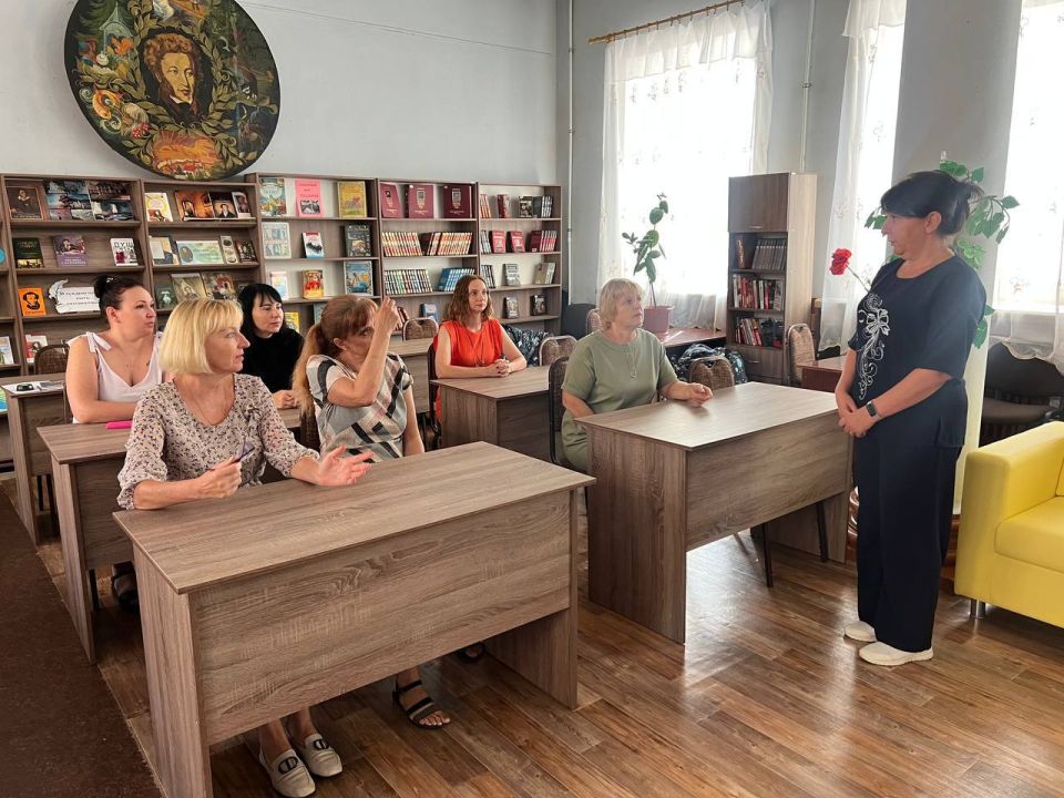 Вчера заместитель начальника Зугрэсского территориального отдела Администрации городского округа Харцызск Олеся Литош провела встречу с трудовым коллективом МБУ «Централизованная библиотечная система городского округа... Вчера заместитель начальника Зугрэсского территориального отдела Администрации городского округа Харцызск Олеся Литош провела встречу с трудовым коллективом МБУ «Централизованная библиотечная система городского округа...