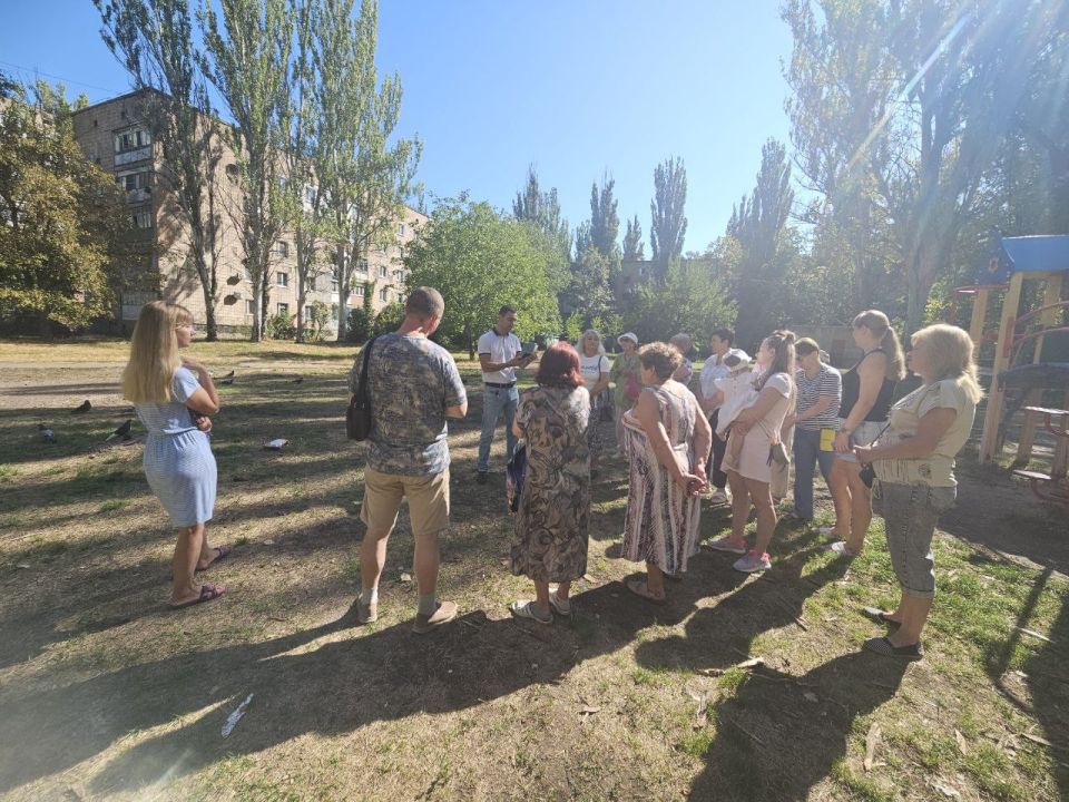 По поручению Главы Донецкой Народной Республики Дениса Пушилина заместитель руководителя Управы Пролетарского внутригородского района Александр Барабаш встретился с жителями улицы Раздольная По поручению Главы Донецкой Народной Республики Дениса Пушилина заместитель руководителя Управы Пролетарского внутригородского района Александр Барабаш встретился с жителями улицы Раздольная