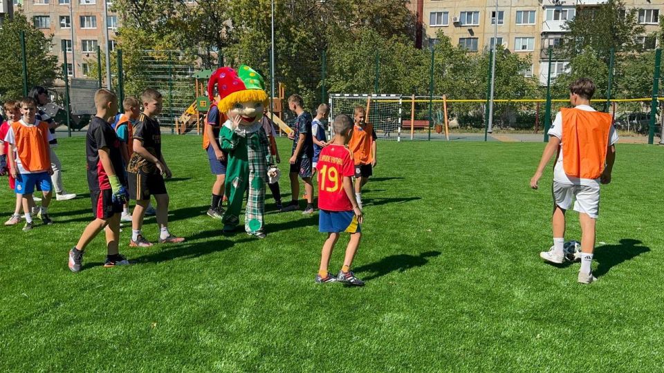 В Ждановке состоялось открытие новой спортивной площадки и футбольного поля В Ждановке состоялось открытие новой спортивной площадки и футбольного поля